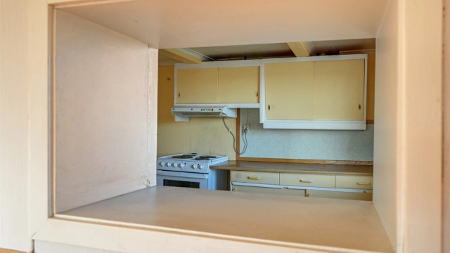 Serveringsluke mellom kjøkken og stue.