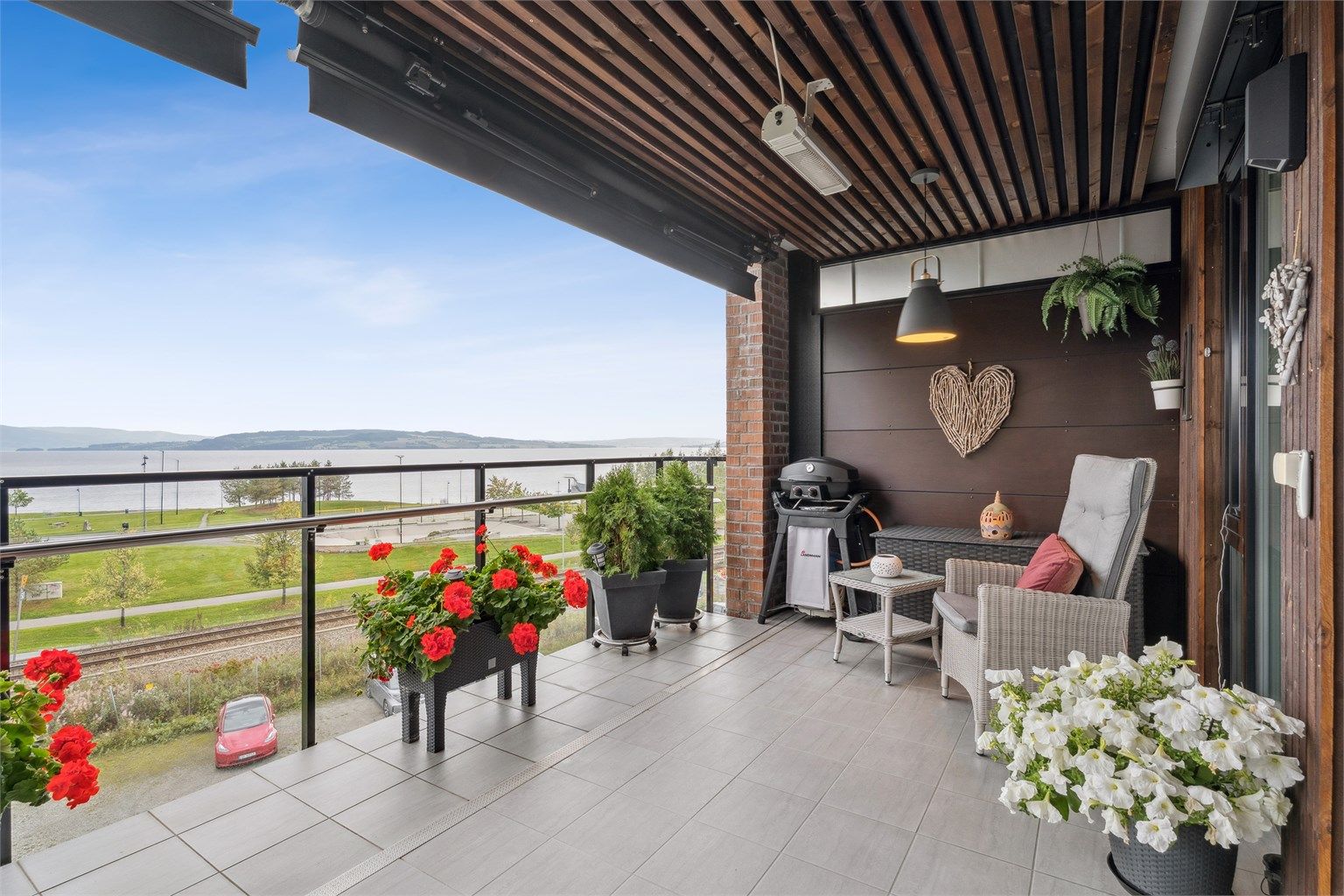 Stor overbygd terrasse med fantastisk mjøsutsikt. 