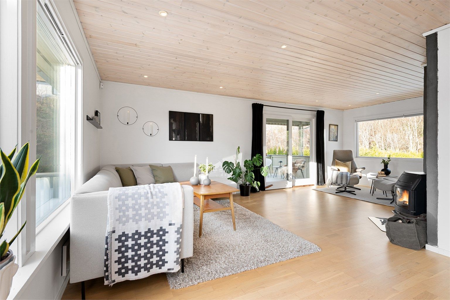 Lys og trivelig stue i hovedetasjen med store vindusflater som gir godt med naturlig lysinnslipp