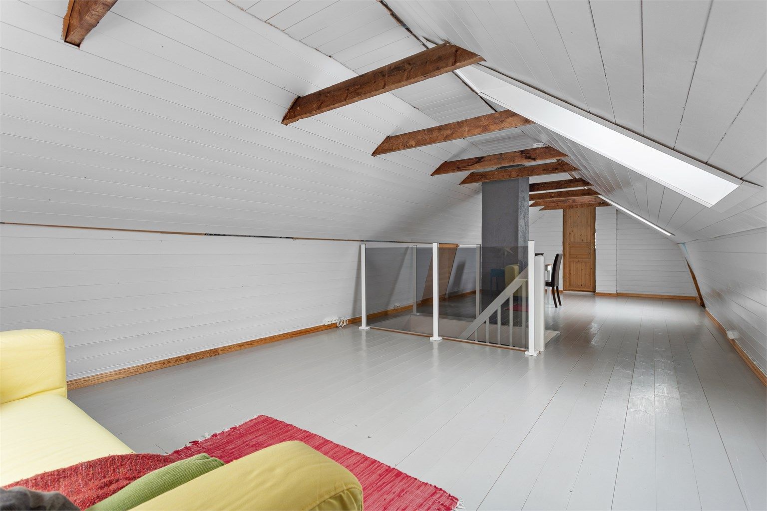 Adkomst fra loftstuen til bod med plass til oppbevaring