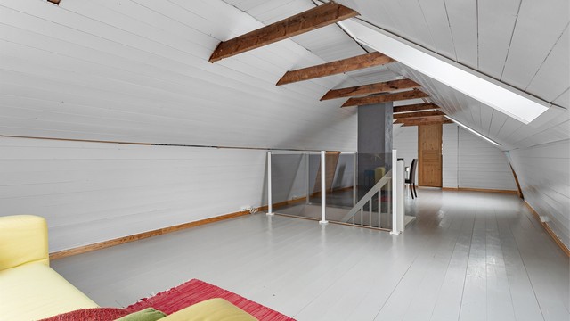 Adkomst fra loftstuen til bod med plass til oppbevaring