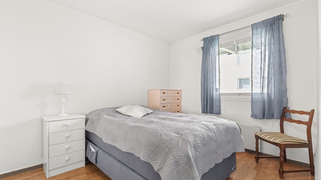 Hovedsoverommet har en god størrelse og fleksible innredningsmuligheter, med plass til både dobbeltseng og garderobeløsninger.