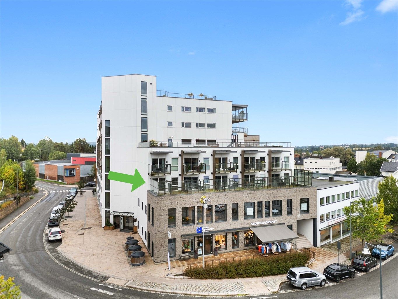 Leiligheten har en sentral beliggenhet på Årnes, med kort avstand til butikker, kollektivtilbud og servicetilbud.