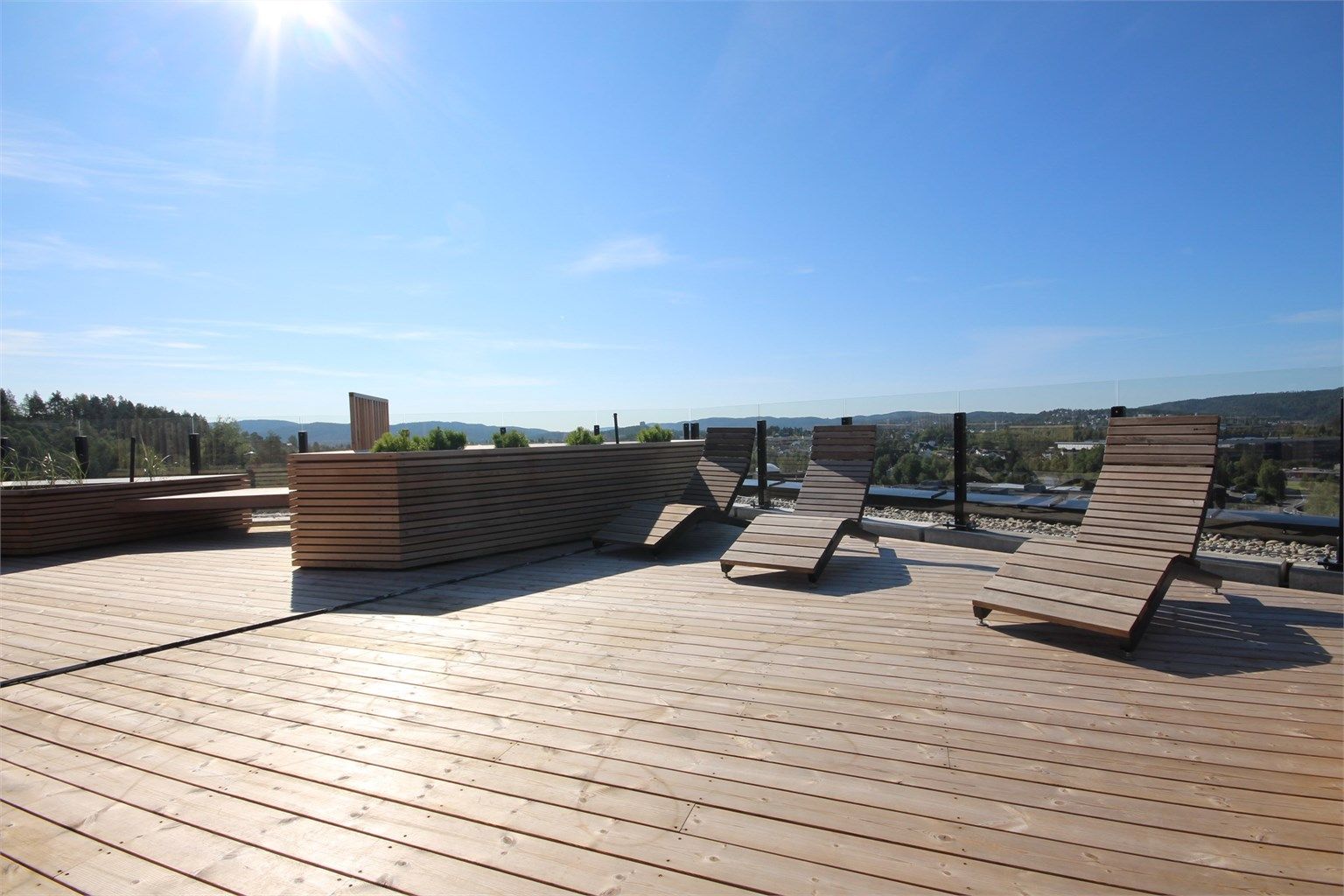Nyt solen fra morgen til kveld på den fantastiske felles takterrassen - delt inn i flere soner.