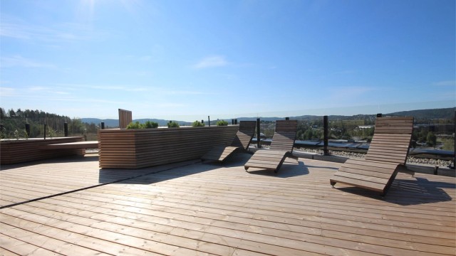 Nyt solen fra morgen til kveld på den fantastiske felles takterrassen - delt inn i flere soner.