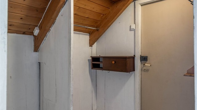 På loftet er det innredet flere rom. Arealet er ikke godkjent for varig opphold.