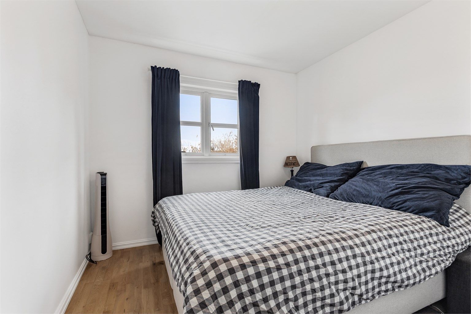 Hybel: Soverom med plass til dobbeltseng.