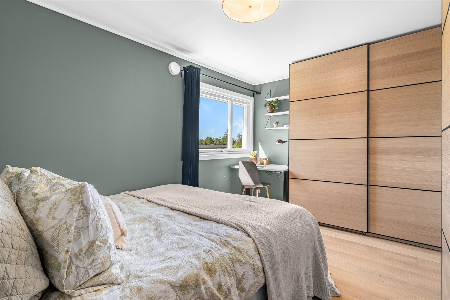 Hovedsoverom - romslig hovedsoverom med god plass til dobbeltseng og praktisk krok for hjemmekontor.