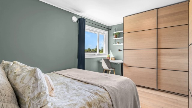 Hovedsoverom - romslig hovedsoverom med god plass til dobbeltseng og praktisk krok for hjemmekontor.