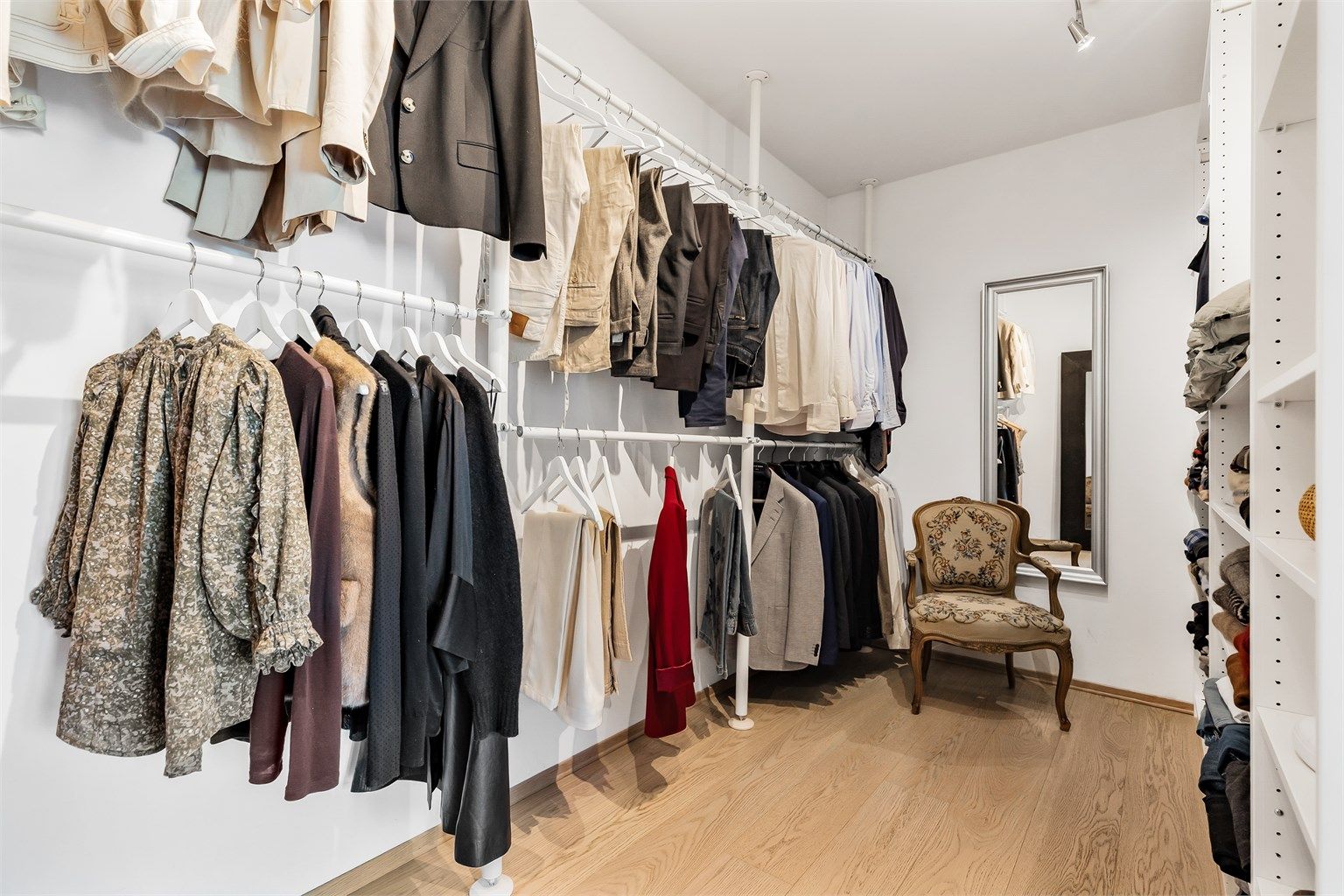 Romslig walk-in-closet med tilgang fra hovedsoverommet.