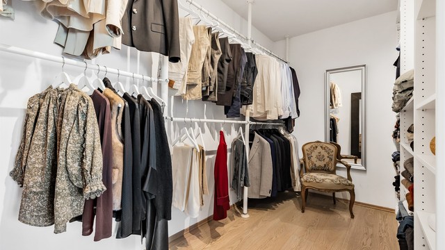 Romslig walk-in-closet med tilgang fra hovedsoverommet.