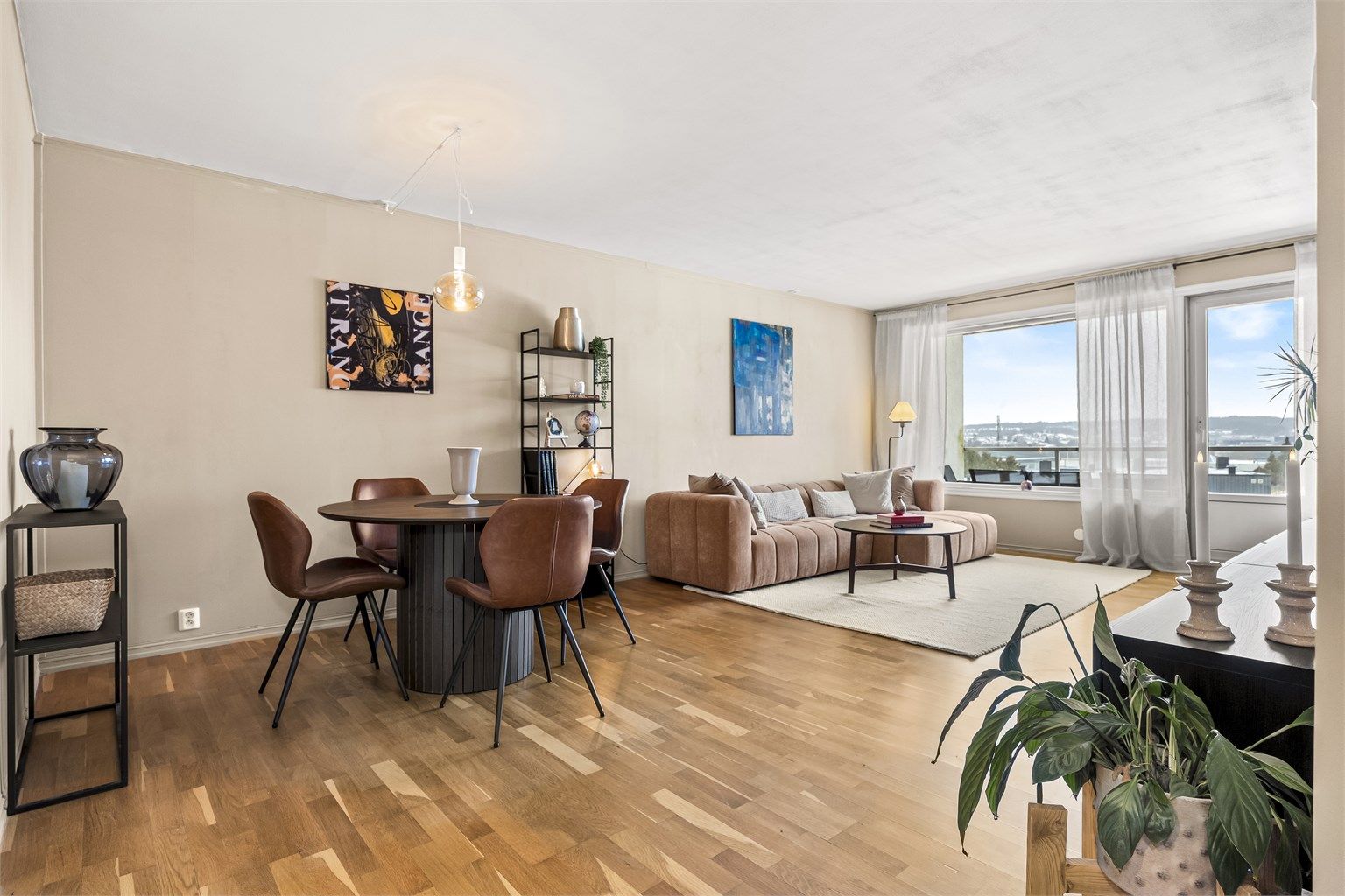 Leiligheten har nylig fått et løft med malte overflater, resultatet er et moderne uttrykk. 