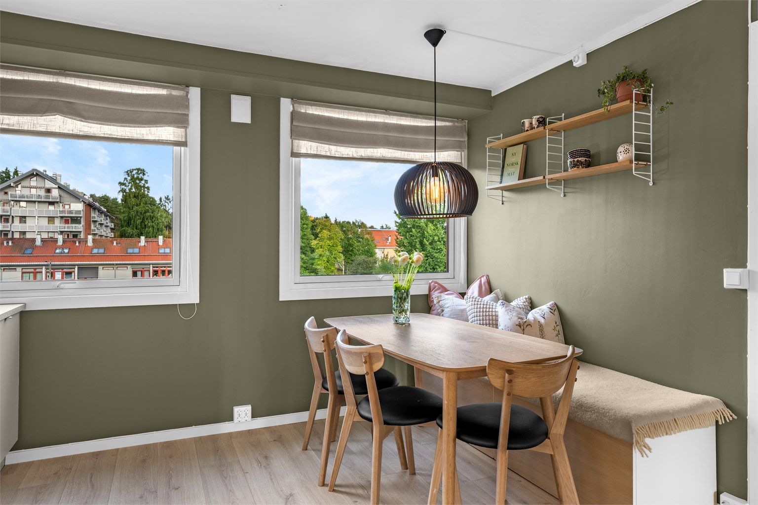 Kjøkkenet ligger i delvis åpen løsning mot stuen, med plass til et stort spisebord i praktisk tilknytning.