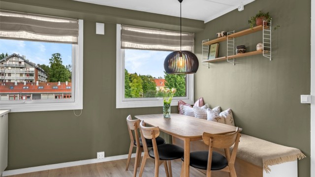 Kjøkkenet ligger i delvis åpen løsning mot stuen, med plass til et stort spisebord i praktisk tilknytning.