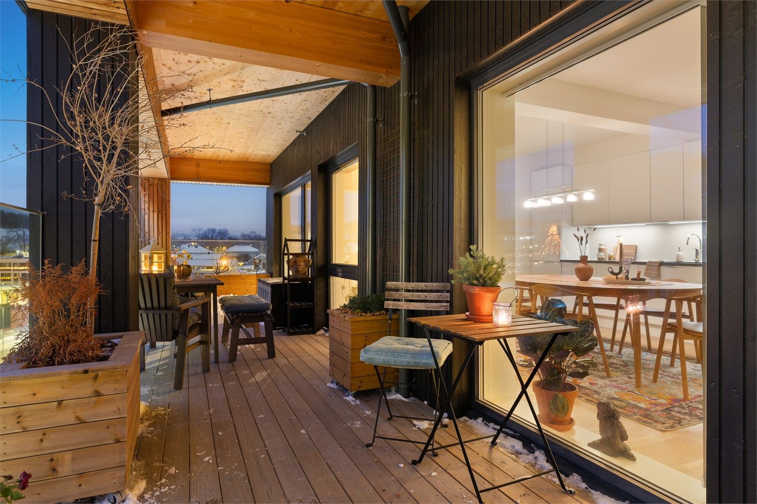 Fra stuen har man direkte utgang til en overbygget balkong på hele 30 kvm. 