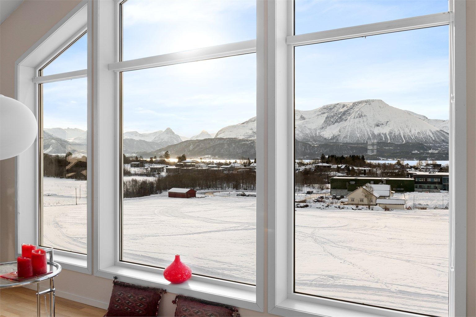 Naturen og lyset blir en integrert del av boligen gjennom de mange og store vinduene.