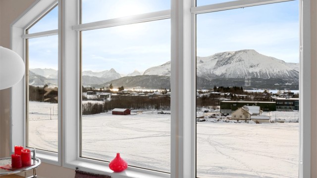 Naturen og lyset blir en integrert del av boligen gjennom de mange og store vinduene.