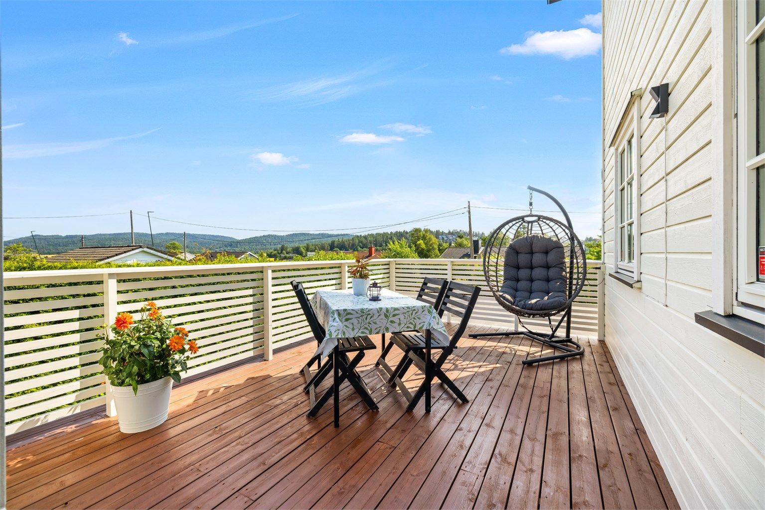 Ved inngangspartiet er det etablert en hyggelig terrasse med god plass til utemøbler - et fint sted å nyte frokosten.
