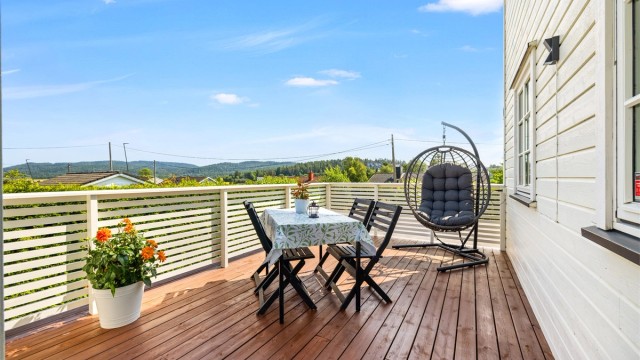 Ved inngangspartiet er det etablert en hyggelig terrasse med god plass til utemøbler - et fint sted å nyte frokosten.