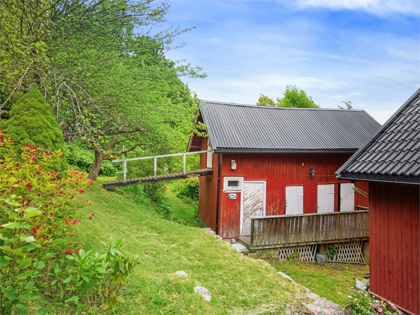 Uthus på 32 kvm (fordelt på 2 etasjer) og uthus på 11 kvm