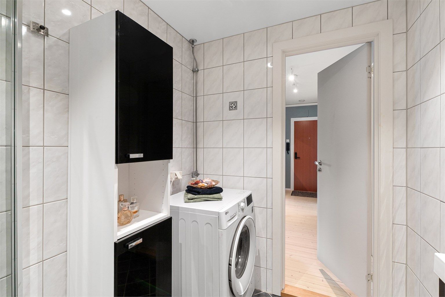 Det er gulvvarme på badet, samt opplegg for vaskemaskin.