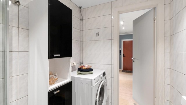 Det er gulvvarme på badet, samt opplegg for vaskemaskin.