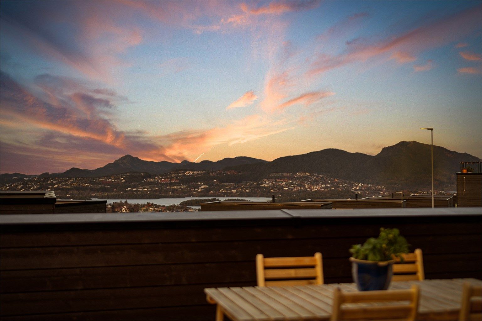 Spektakulær utsikt over bydelen og mot Nordåsvannet.