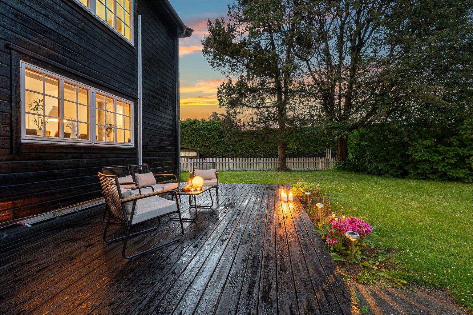 Uteplassen er et fint sted for å samle venner og familie på varme dager.