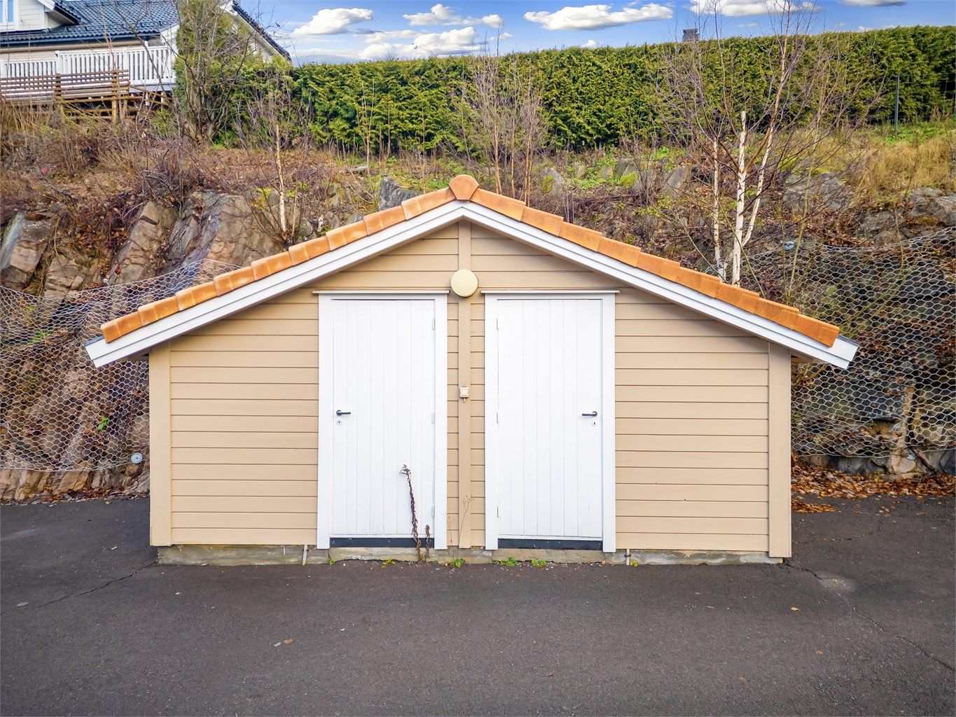 Leiligheten disponerer halvpart av utvendig frittstående bod på ca. 6 kvm