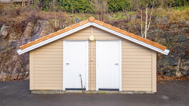 Leiligheten disponerer halvpart av utvendig frittstående bod på ca. 6 kvm