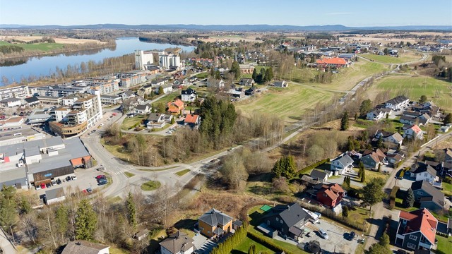 Med kun seks minutters gange til Årnes stasjon er pendlermulighetene til Oslo og Gardermoen utmerkede.