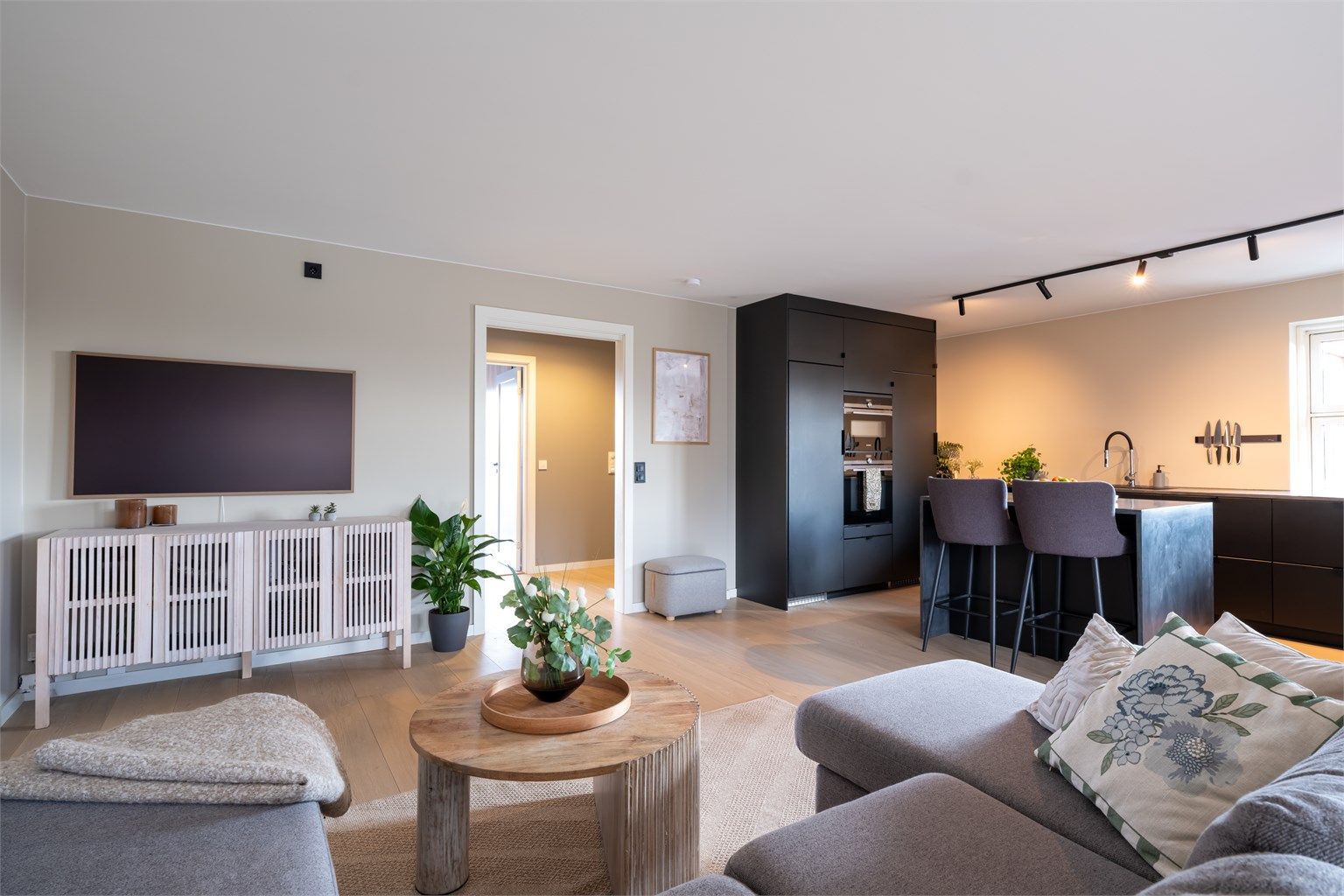 Stuen og kjøkkenet danner et stort og sosialt allrom.