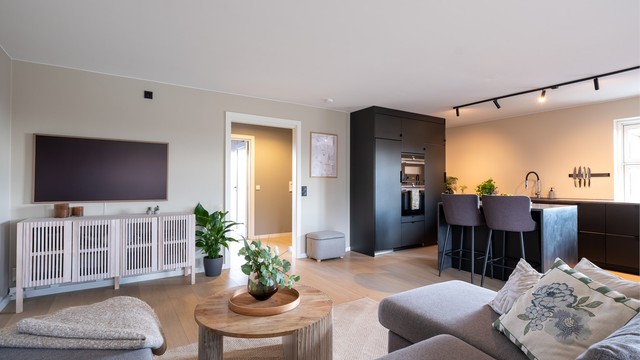 Stuen og kjøkkenet danner et stort og sosialt allrom.