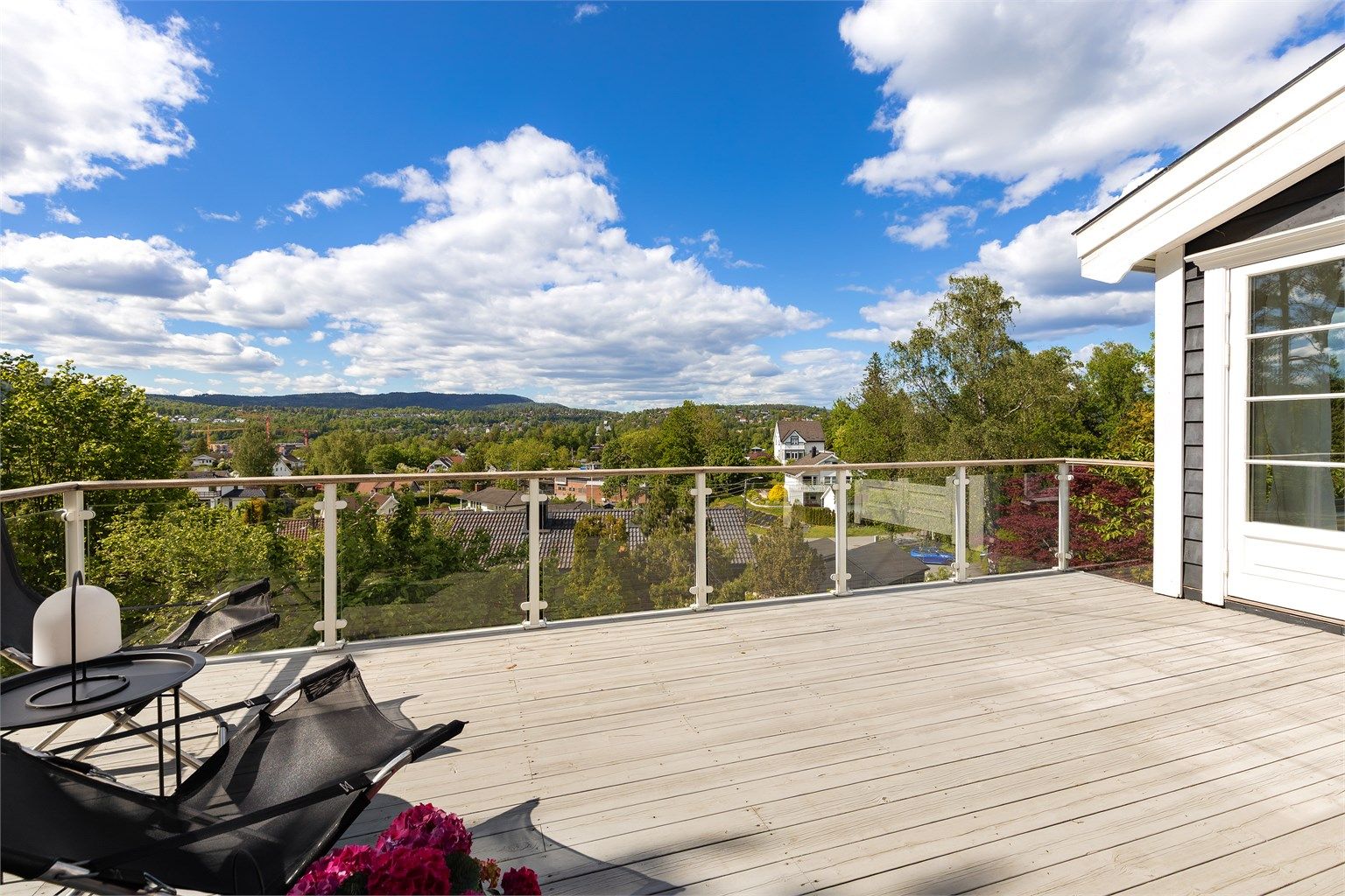 Stor terrasse med pergola. Direkte tilgang fra stuen.