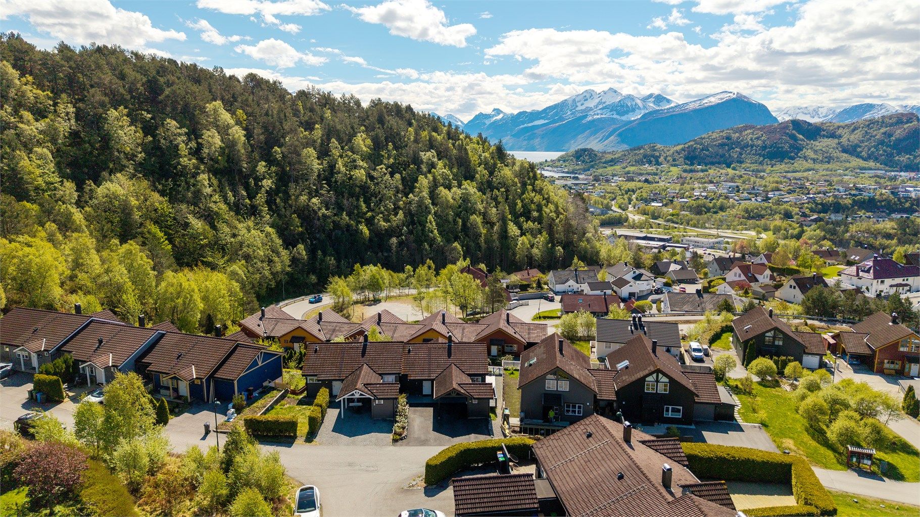Kort gangavstand til Skåthaugen barnehage, kun 200 meter fra boligen.