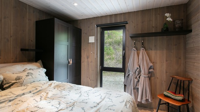 Soverommet har god plass til dobbeltseng og store vindusflater mot terrenget utenfor.