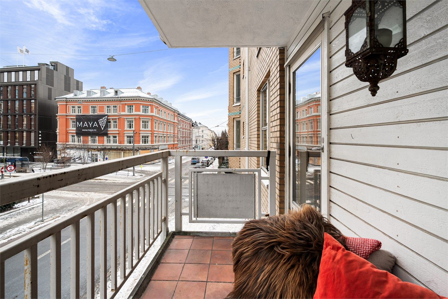 Balkongen er sydøstvendt og selger opplyser om at det sol på balkongen fra ca. 11:30-14:00. Her er det plass til sittegruppe hvor du kan nyte både morgenkaffen og rolige kvelder.