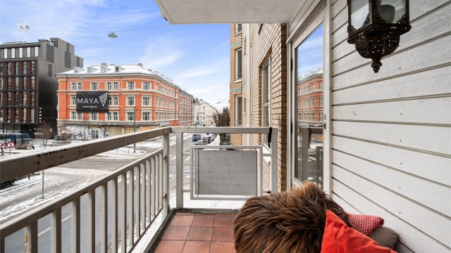 Balkongen er sydøstvendt og selger opplyser om at det sol på balkongen fra ca. 11:30-14:00. Her er det plass til sittegruppe hvor du kan nyte både morgenkaffen og rolige kvelder.