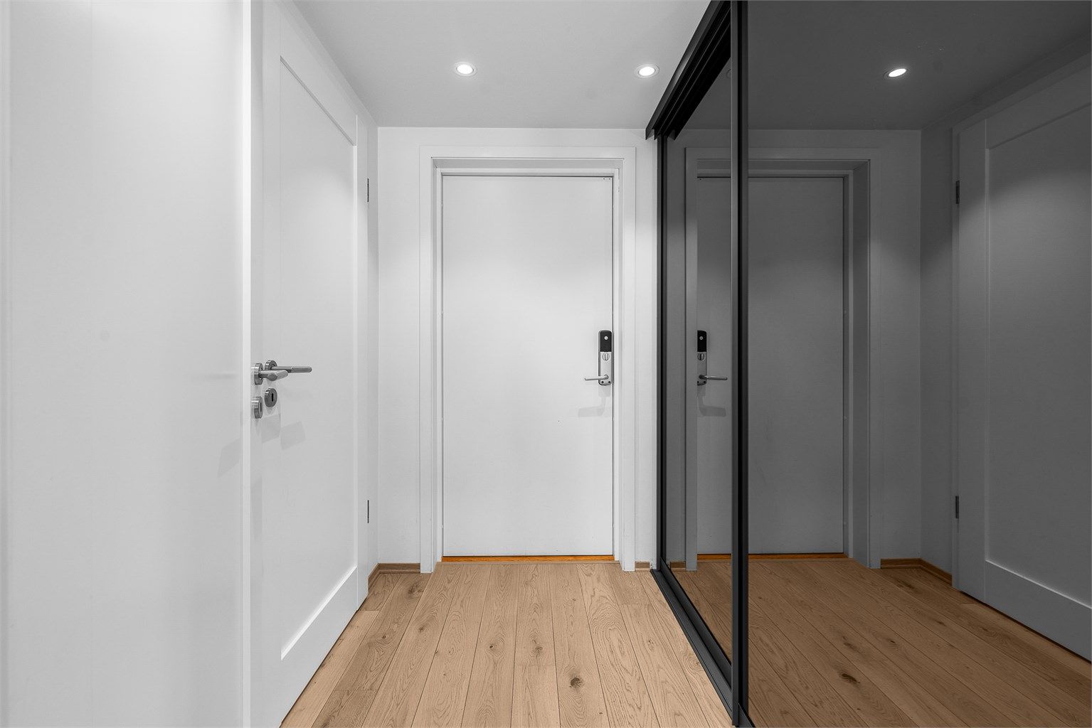 Entré | Yale dørlås og skyvedørsgarderobe. 