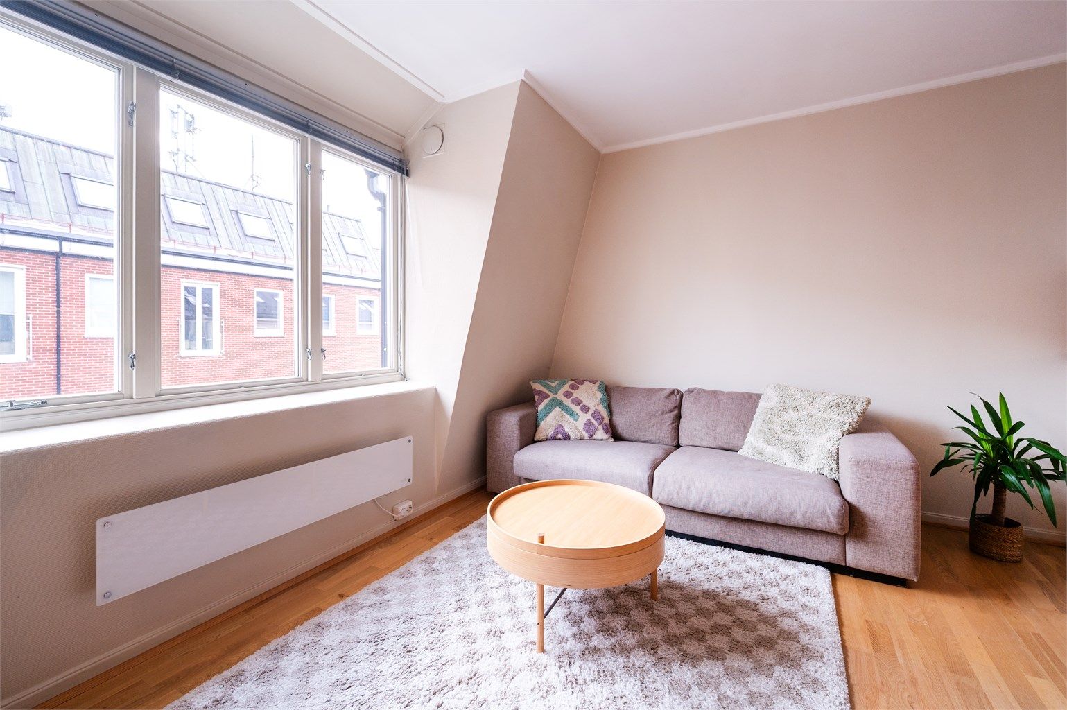Naturlig plass til sofa. Nye vinduer i 2017