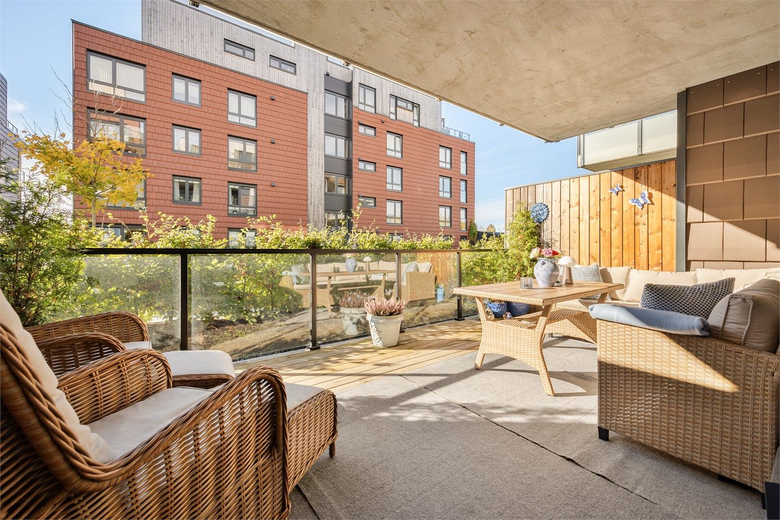 Moderne og pen 3-roms leilighet beliggende på bakkeplan (3.etasje) i lukket atrium.