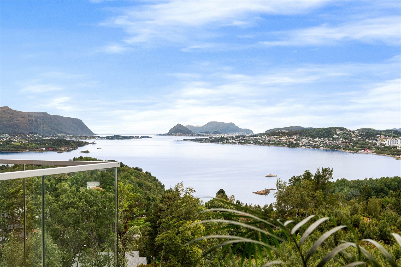 Fantastisk utsikt mot Borgundfjorden, Sula, Breisundet, Hessa, Godøya i vest