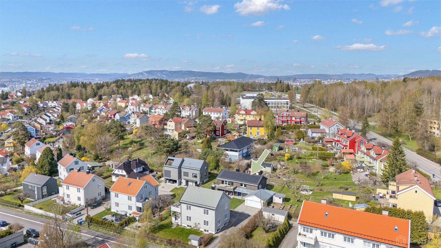 Sandstuveien 10B har en solrik og flott beliggenhet ved Holtet Hageby, omgitt av naboenes karakteristiske hus og hager. Eiendommen ligger tilbaketrukket i andre husrekke fra vei