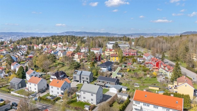 Sandstuveien 10B har en solrik og flott beliggenhet ved Holtet Hageby, omgitt av naboenes karakteristiske hus og hager. Eiendommen ligger tilbaketrukket i andre husrekke fra vei