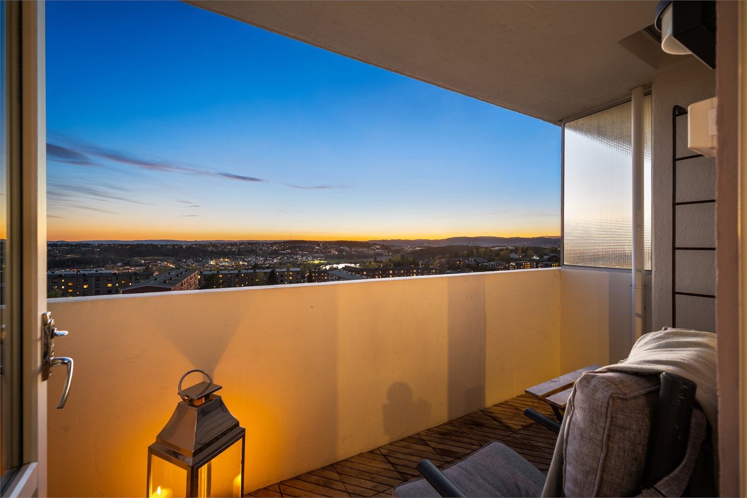 Fra balkongen kan du nyte flotte sommerkvelder.