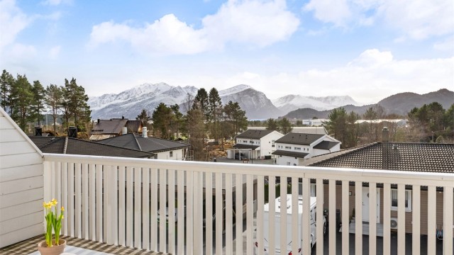 Eiendommen ligger i et forholdsvis nyetablert og rolig boligfelt på Blindheim.