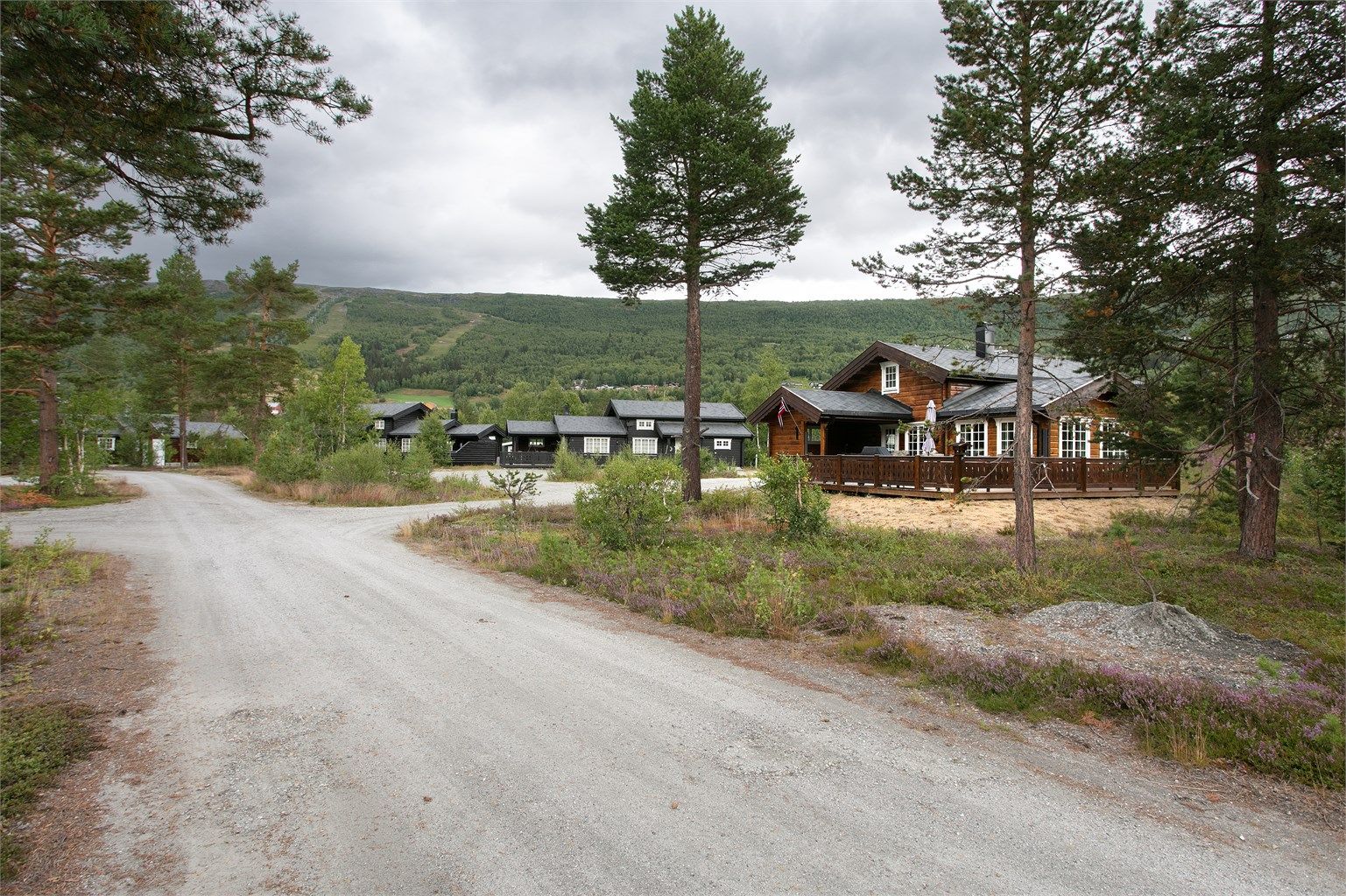 Beliggende i et etablert hyttefelt med frittliggende fritidseiendommer.