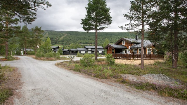 Beliggende i et etablert hyttefelt med frittliggende fritidseiendommer.