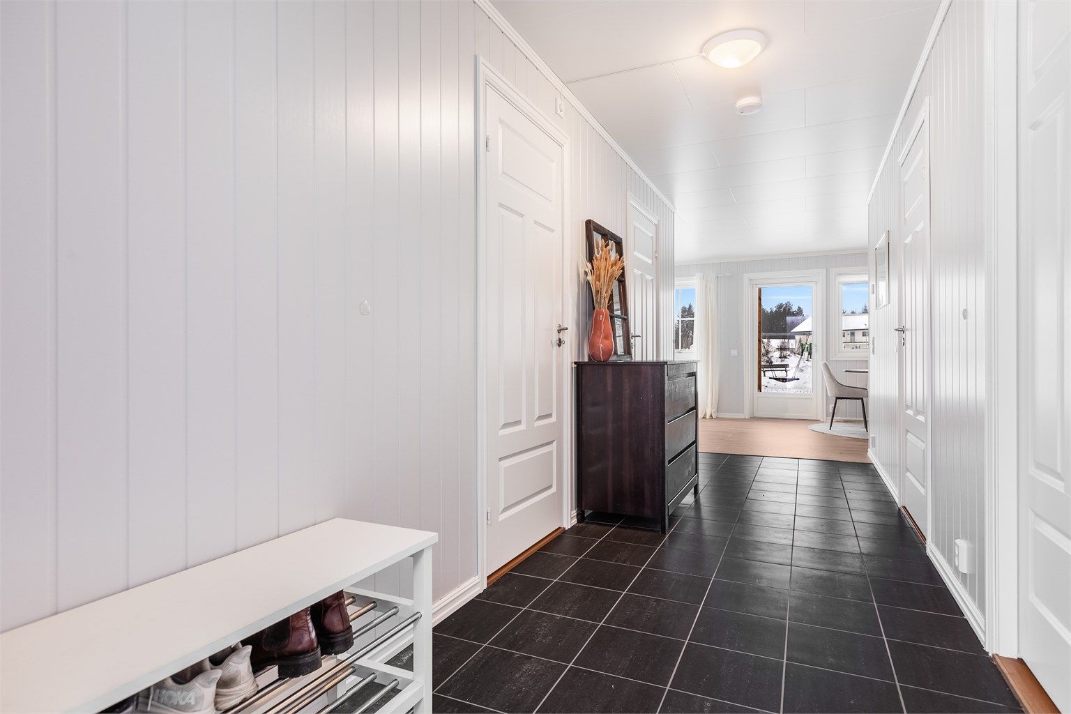 Fra entreen kommer man videre inn til åpen stue/kjøkkenløsning