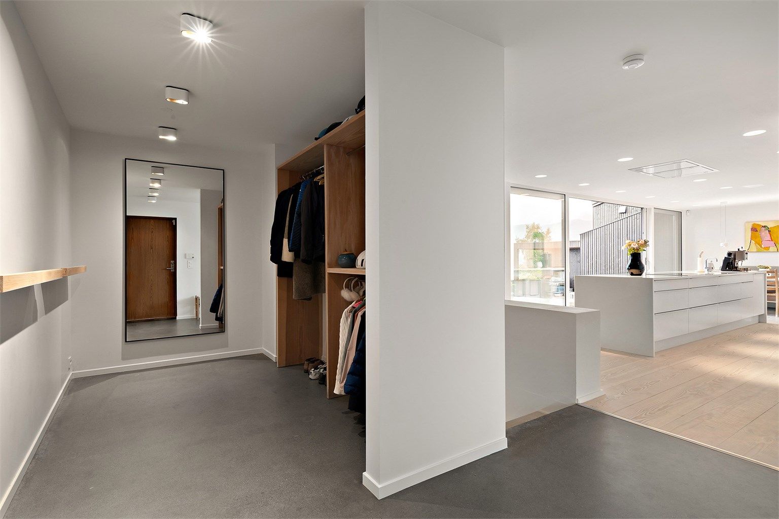 Entre med plassbygd garderobe i Dinesen Douglas. Slipt betonggulv med vannbåren varme (Foto: Diakrit Krisztian Sere)